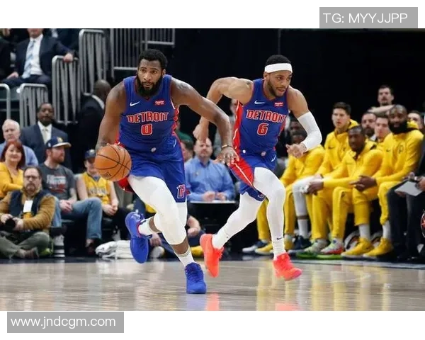 雄鹿与活塞赛场下跪背后的故事与意义分析